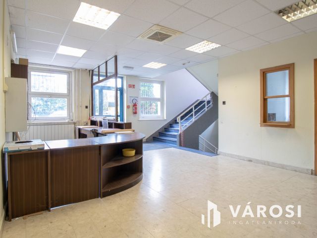 3 szintes, szintenként 512 m2-es irodaház 180 m2es raktárral