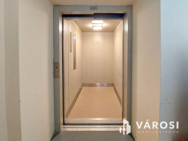3 szintes, szintenként 512 m2-es irodaház 180 m2es raktárral