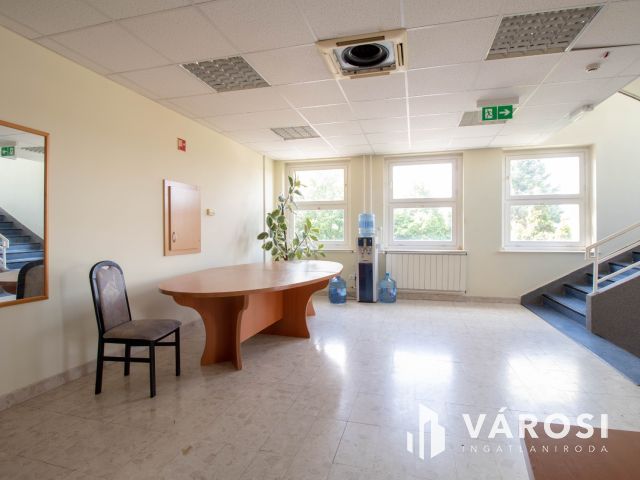 180 m2-es üzlet eladó 3 szintes irodaházzal, raktárakkal
