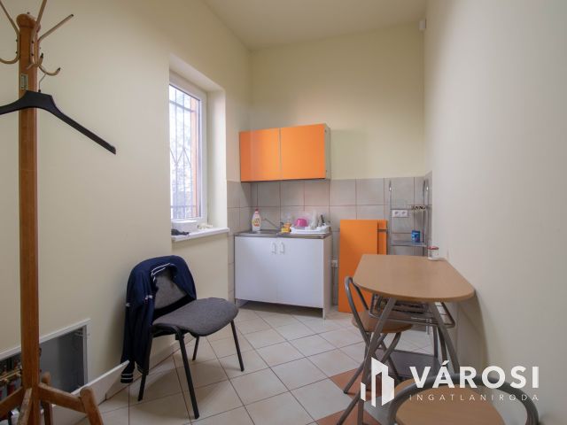180 m2-es üzlet eladó 3 szintes irodaházzal, raktárakkal