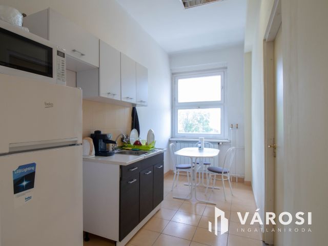 180 m2-es üzlet eladó 3 szintes irodaházzal, raktárakkal