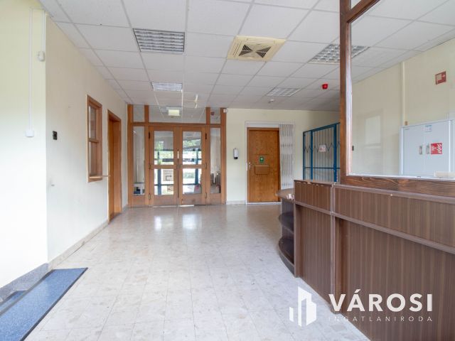 180 m2-es üzlet eladó 3 szintes irodaházzal, raktárakkal