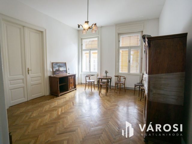 Nagypolgári villa jellegű ház, két önálló lakással