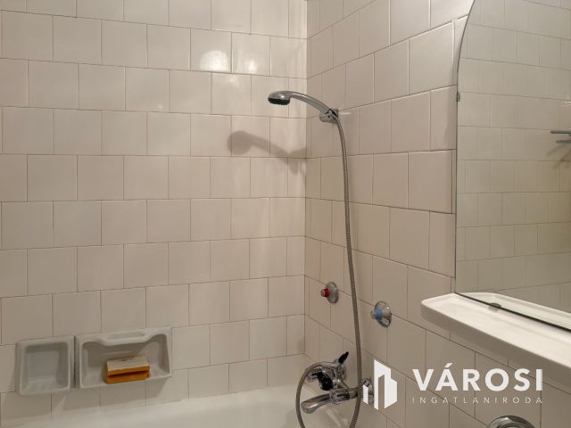 4 szintes sorházi lakás, kiadható alagsori apartmannal
