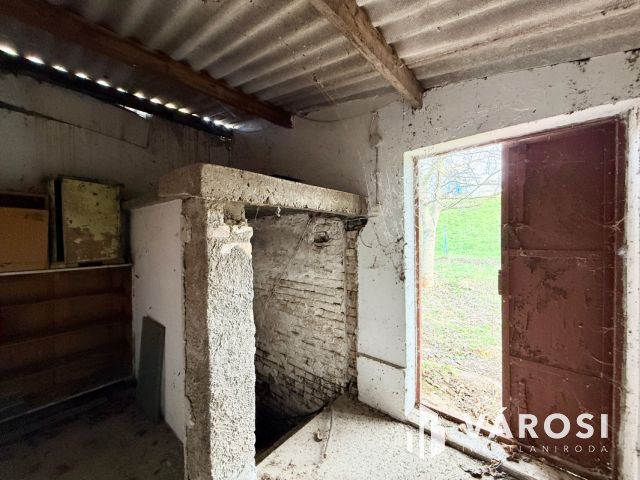 Balatoni panorámás, 2222 m²-es telek, felújítandó házzal